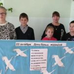 Летят над миром журавли